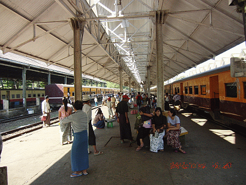yangon train 09.gif