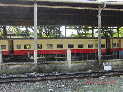 yangon train 11.gif