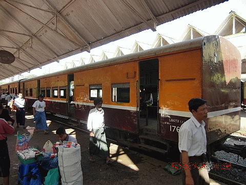 yangon train 12.gif